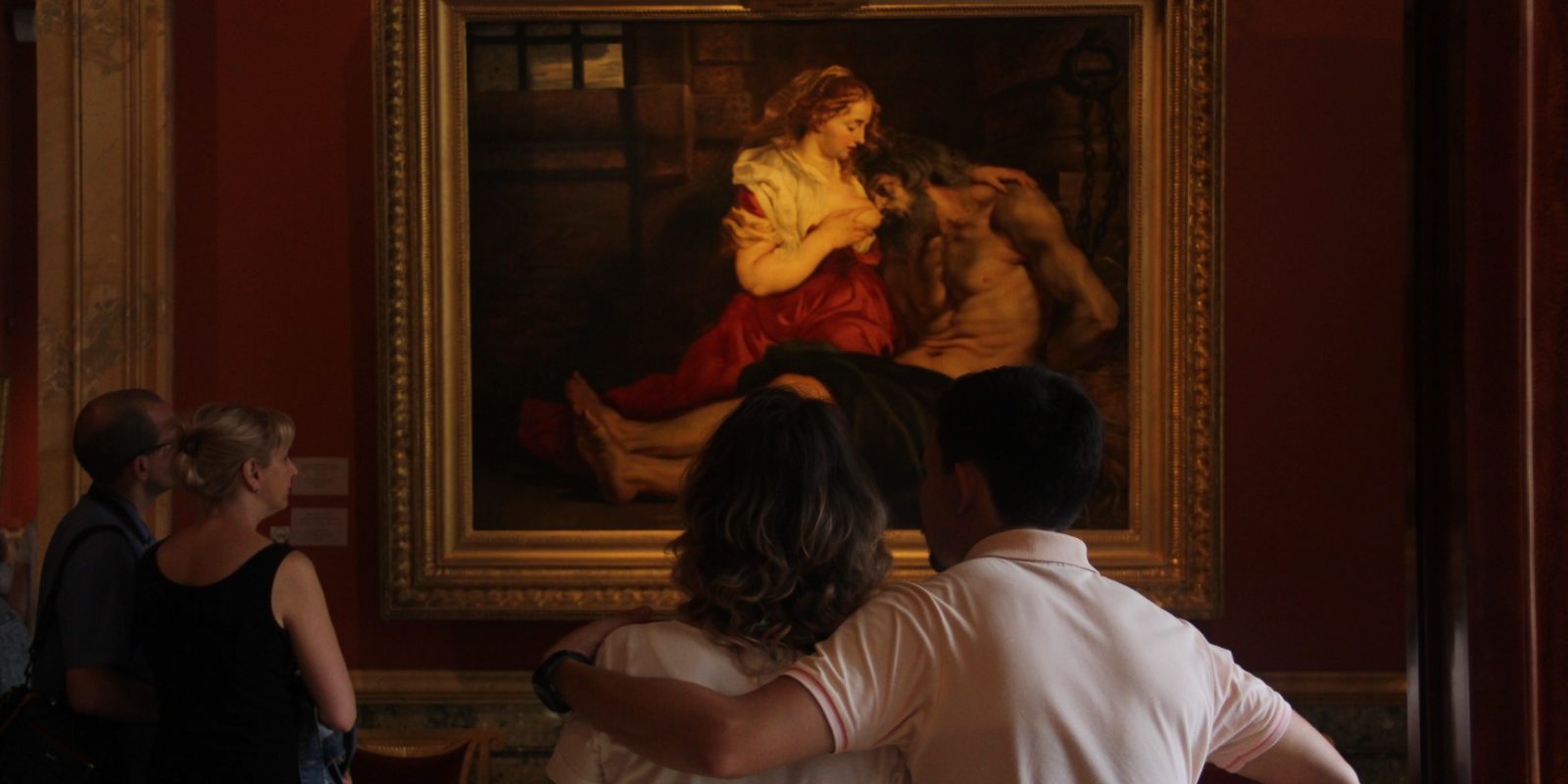 Pengunjung memerhatikan dan menikmati koleksi yang ada di Museum Hermitage, Saint Petersburg, Rusia. (Postmodum)