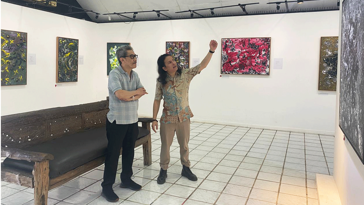 PELUKIS Resiyaman bersama pengunjung dalam pameran tunggalnya Seen & Unseen di Jakarta. (Postmodum)